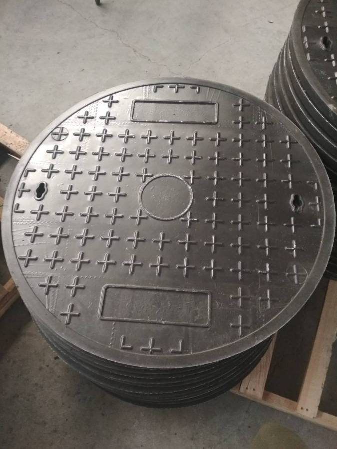 綠帶暗影 綠化帶中的復合井蓋與其現代角色